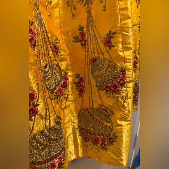 NEW Beautiful embroidered lehenga - Picture 3 of 7